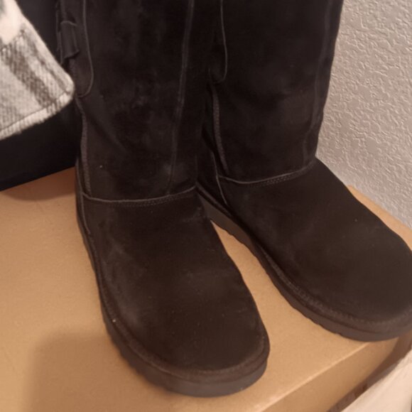 Black UGG - Picture 4 of 8